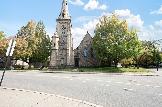 Building Photo - 32 St Paul St