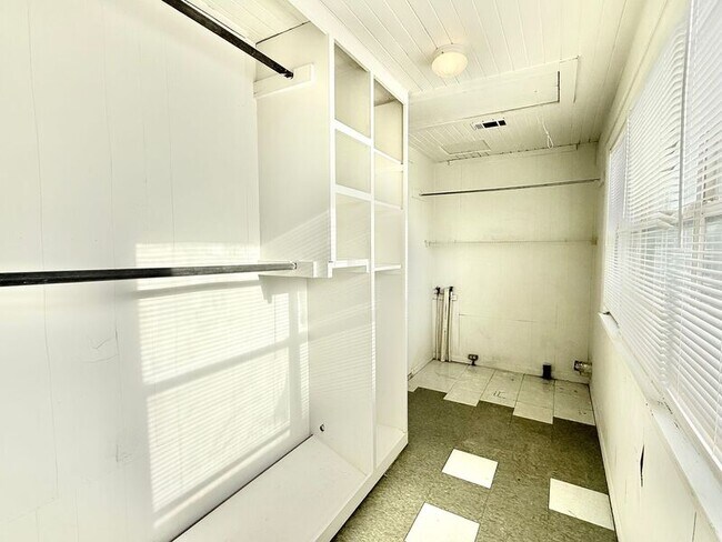 Building Photo - 218 Seamarge Ln