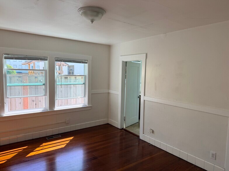 Building Photo - 515 Davis St