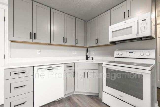 Building Photo - 4016 S Sunrise Dr