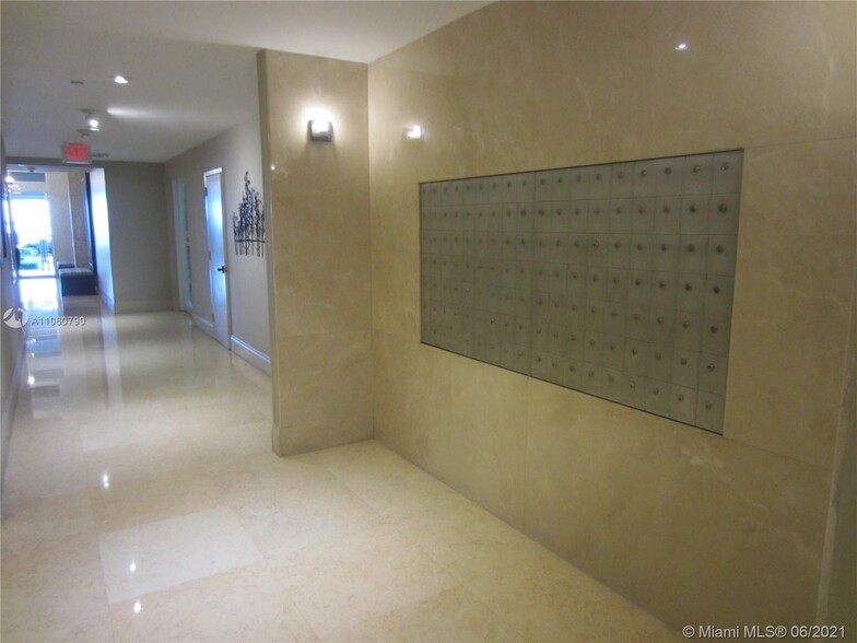 Building Photo - 1420 Brickell Bay Dr
