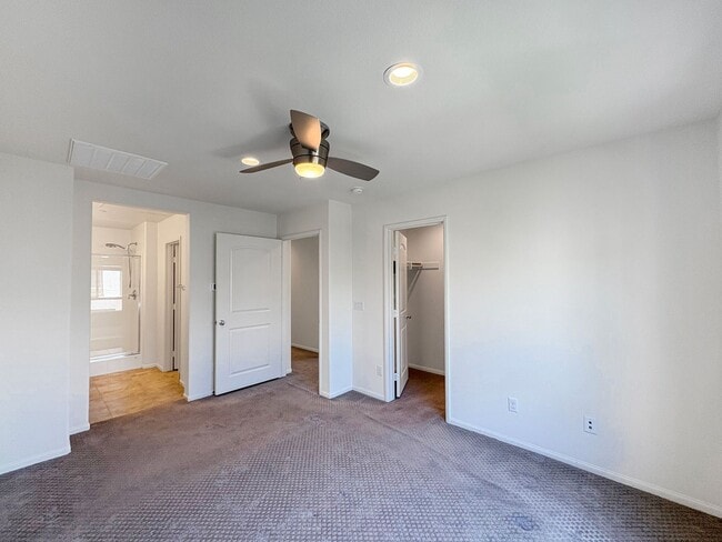 Building Photo - Beautiful 4B/3BA Vista Home w/ Pool & Mode...