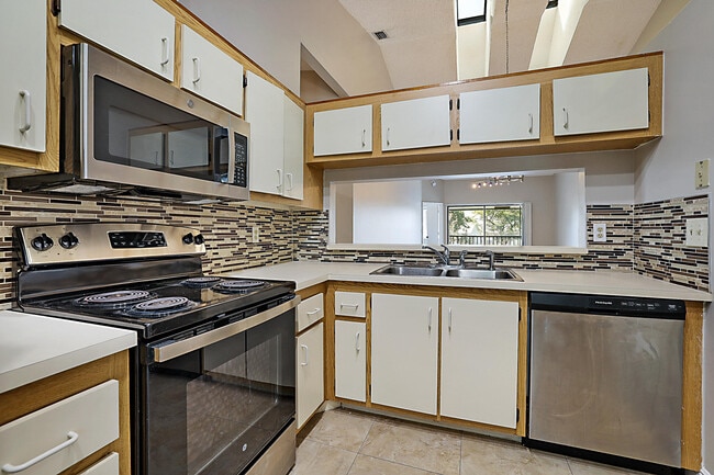 Building Photo - 605 Harbour Pointe Way