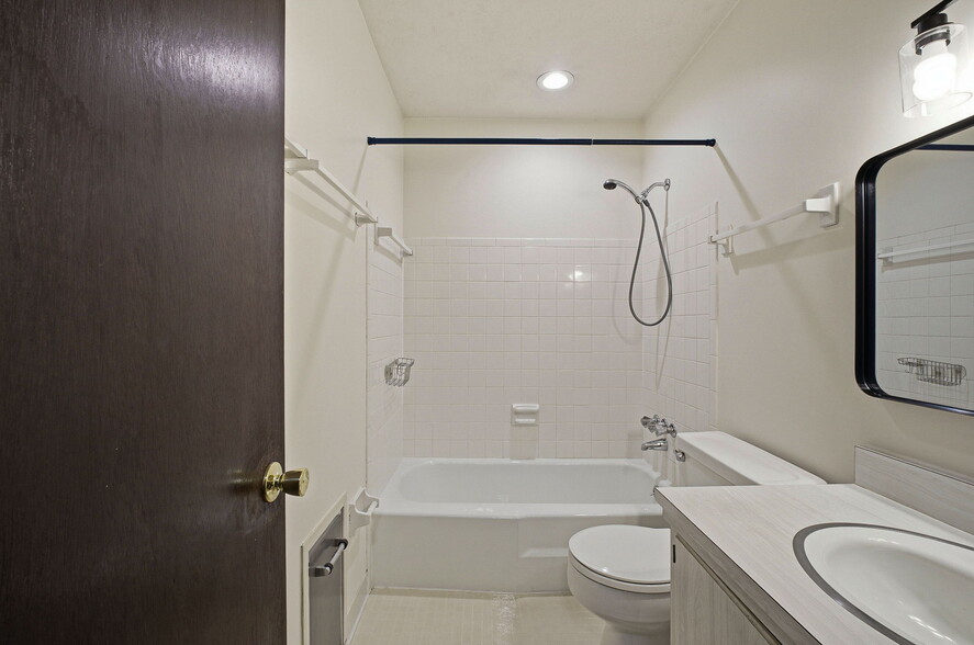 Building Photo - 4554 Sandringham Dr