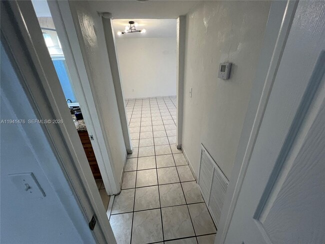 Building Photo - 6900 N Kendall Dr