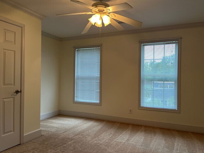 Building Photo - Townhouse Walking Distance to the Beach