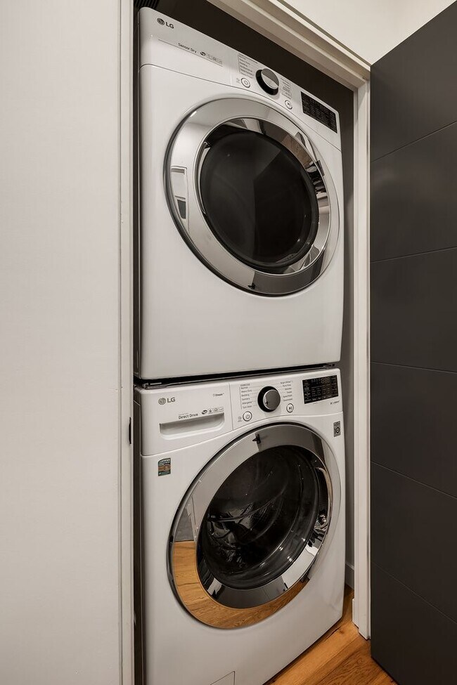 Building Photo - Beautiful New Townhome in Mapleleaf!