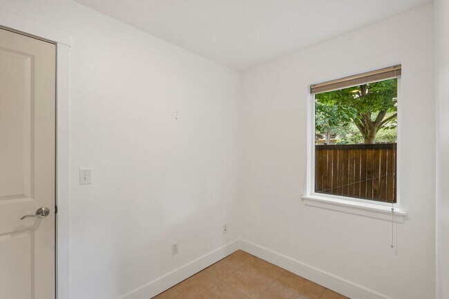 Building Photo - West Seattle - Large Bright 2 Bedroom 1.75 bath Delridge Townhouse