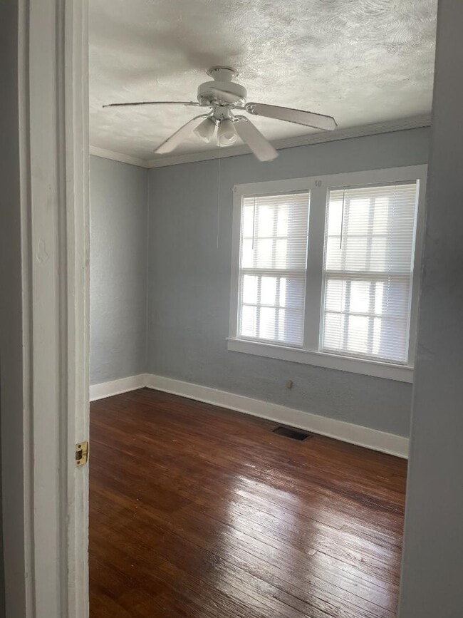 Building Photo - 913 Oak Ave