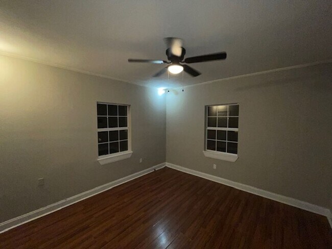 Building Photo - 3 bedrooms 1 bath