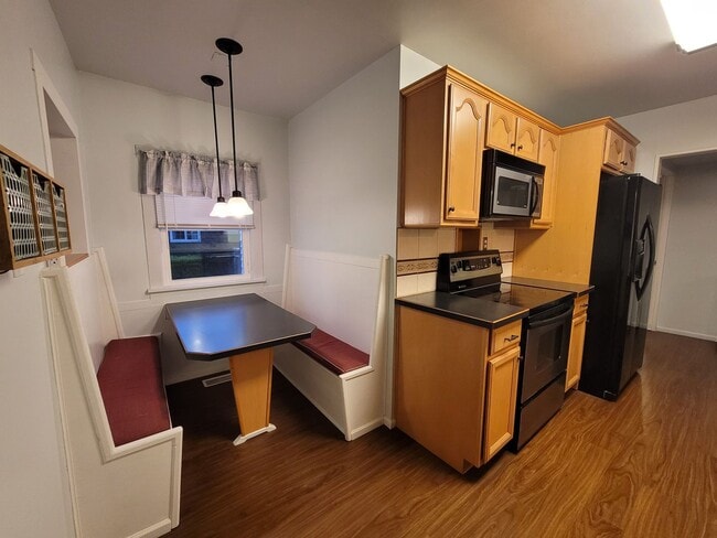 Building Photo - Charming 3 bedroom 2 bath