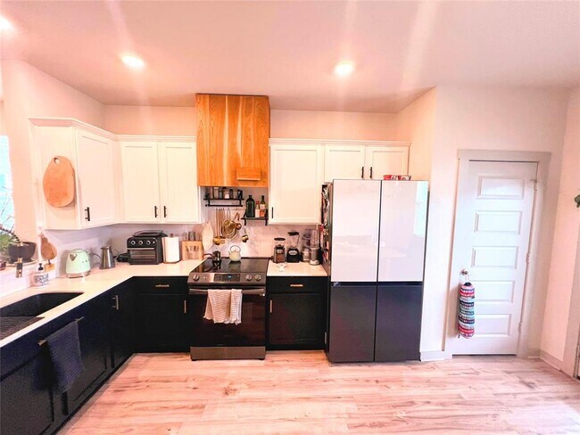 Building Photo - 10805 Tildon Ave