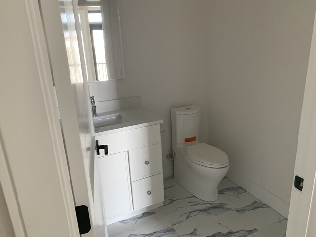 Building Photo - 165 Everett St