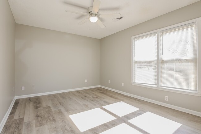 Building Photo - Beautiful Home with Vaulted Ceilings!