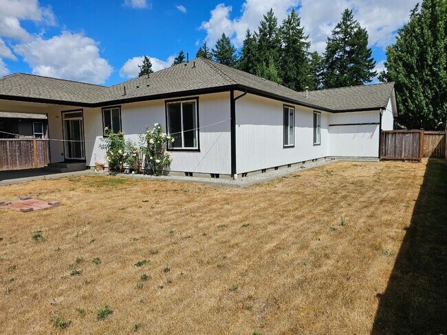 Building Photo - Spacious Tacoma Home with Gas Fireplace, 3-Car Garage & Covered Patio!