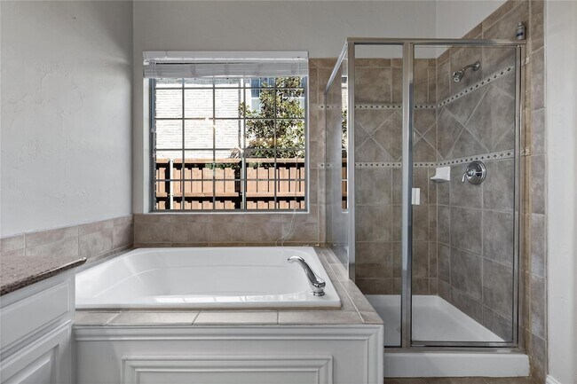 Building Photo - 1908 Thorndale Cir