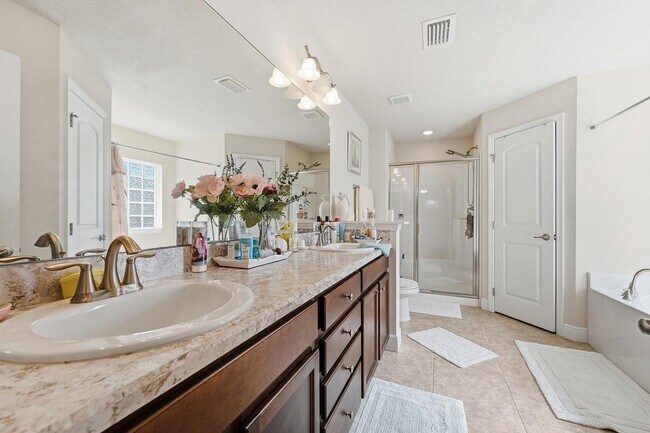 Building Photo - 5923 NW Brianna Ct