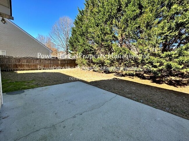 Building Photo - 2403 Walnut Tree Ln