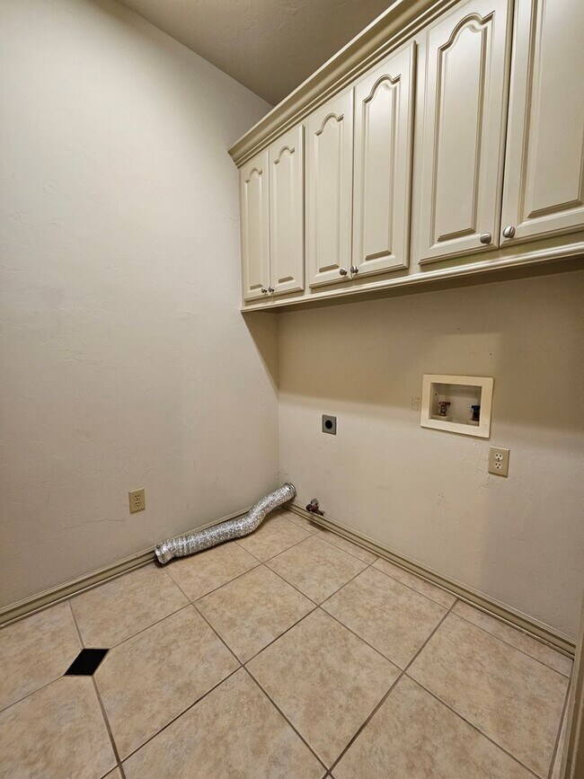 Building Photo - 513 Summit View Ct