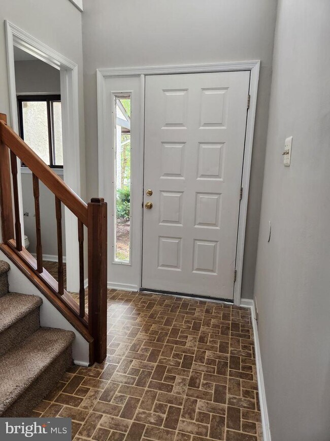Primary Photo - 39 5 Crown Royal Cir