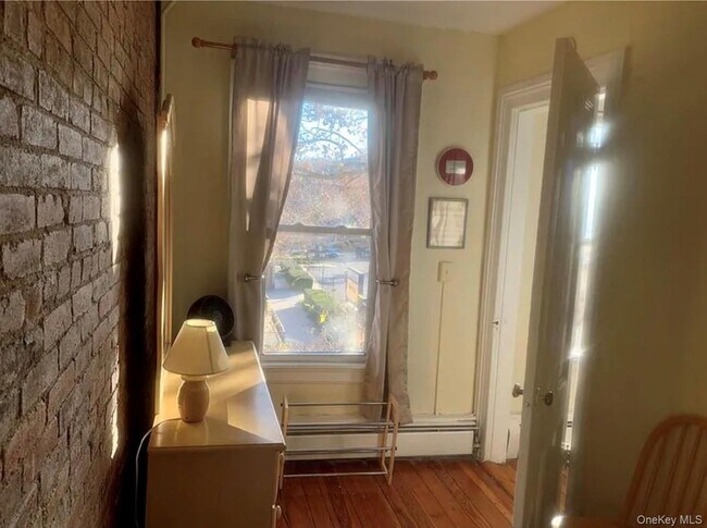 Building Photo - 118 Main St