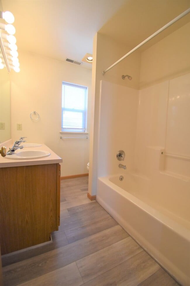 Building Photo - Townhouse style 2bed 1.5bath with attached garage