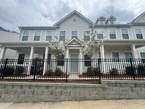 Building Photo - Charming 2 br townhome minutes from histor...