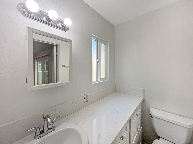 Building Photo - Beautiful 5BD/3BA House Near SDSU W/ W/D, ...