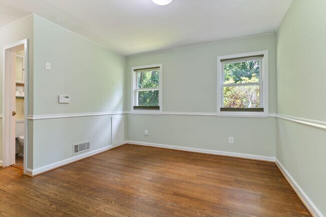 Building Photo - 2206 N Taft St