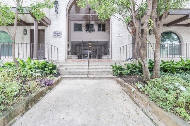 Building Photo - 505 W 7th St