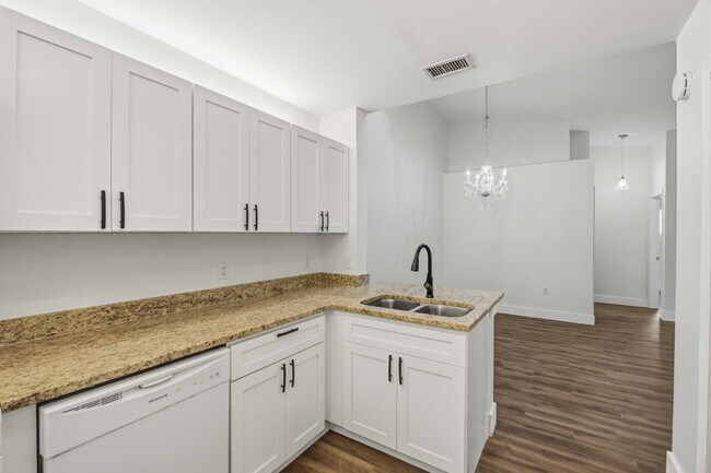 Building Photo - "Stylish Punta Gorda villa : 2-Bed, 2-Bath completely remodeled and is ready for you!!