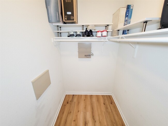 Building Photo - 1610 Pointe Leone