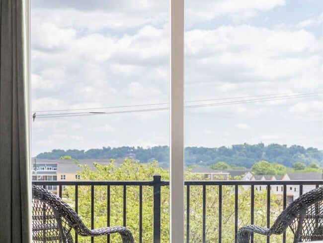 Building Photo - Flexible Lease Lengths! Furnished Southside Townhome