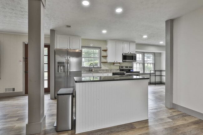 Building Photo - 5011 Pineview Terrace