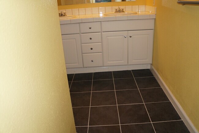 Building Photo - N.E Rose City Bungalow Pet Friendly