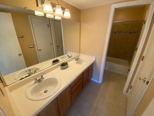 Building Photo - Lakewood Condo