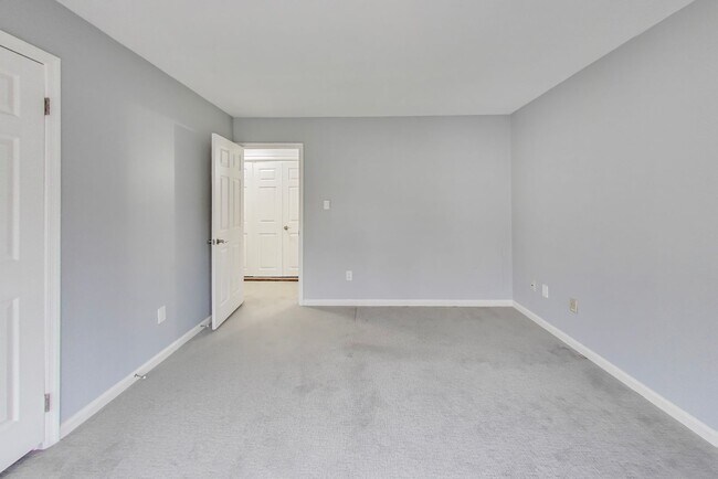 Building Photo - Spectacular 3 Bed + LOFT + 3.5 Bath- Custom Kitchen & Master Retreat w/ Beautiful Updates