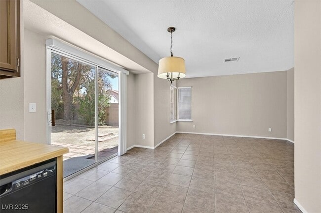 Building Photo - 370 Manzanita St