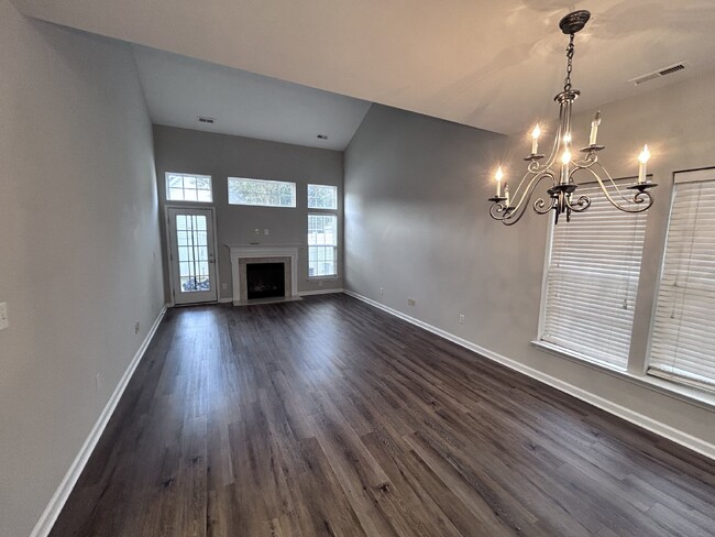 Building Photo - LARGE MOVE IN READY TOWNHOME