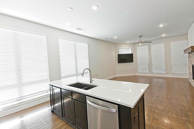 Building Photo - 1405 Bronson Ct