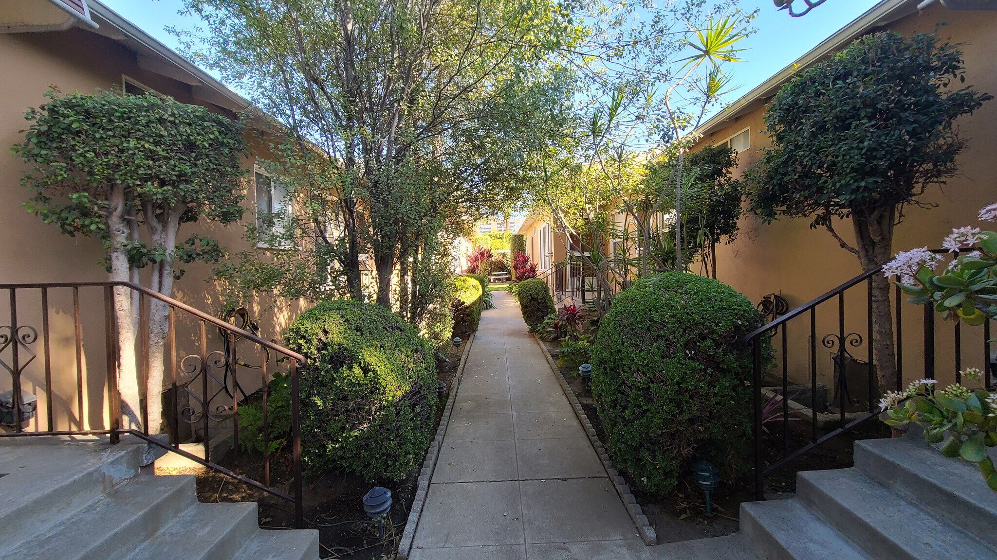 Building Photo - 2226 S Carmelina Ave