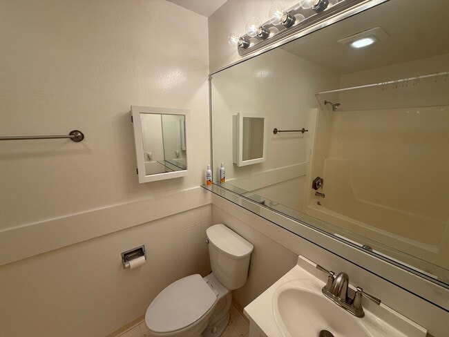 Building Photo - TWO BEDROOM PLUS LOFT, ONE AND HALF BATH T...