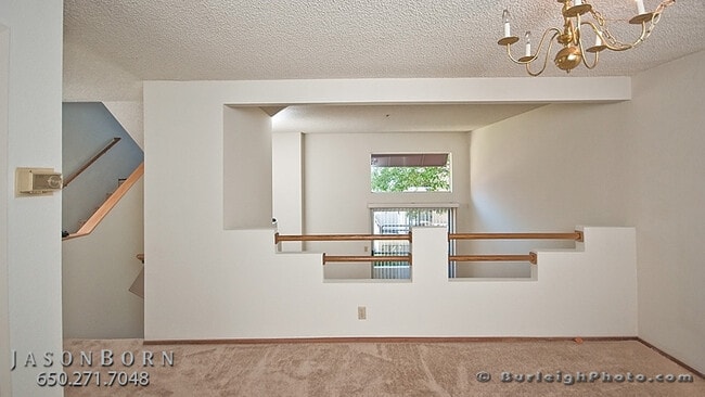 Building Photo - 129 E Court Ln