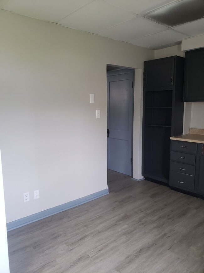 Building Photo - 209-211 N. Hague Avenue