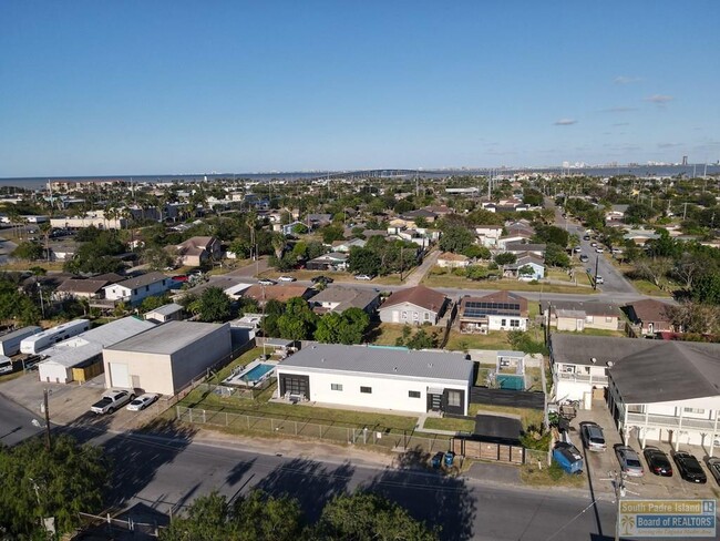 Building Photo - 711 S Shore Dr