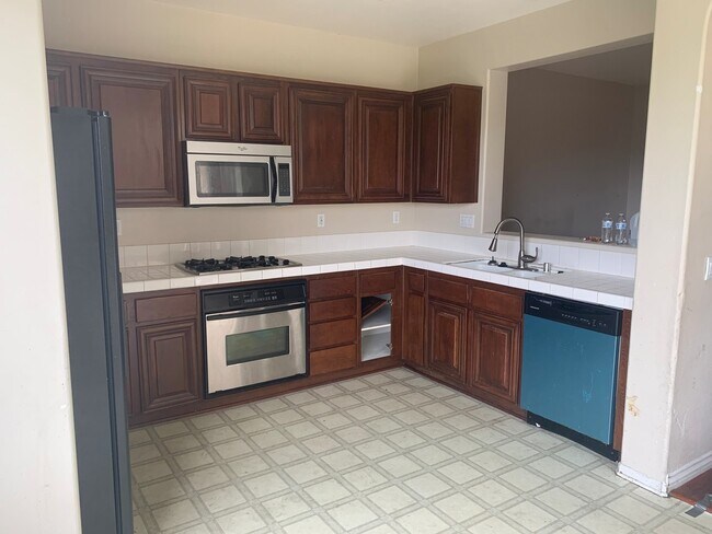 Building Photo - 4BR/2.5BA Townhouse with a view