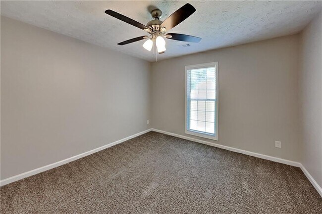 Building Photo - 399 Charesa Ln