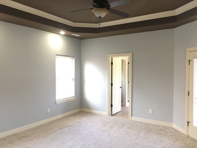 Building Photo - 5 bedroom 3 bath home in Fayetteville