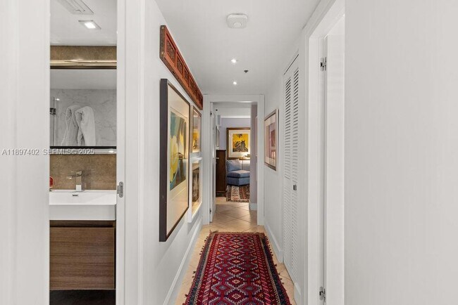 Building Photo - 2843 S Bayshore Dr