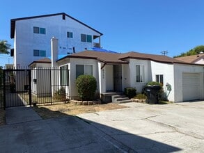 Building Photo - Renovated Large 2 Bedroom/1 Bathroom Top F...